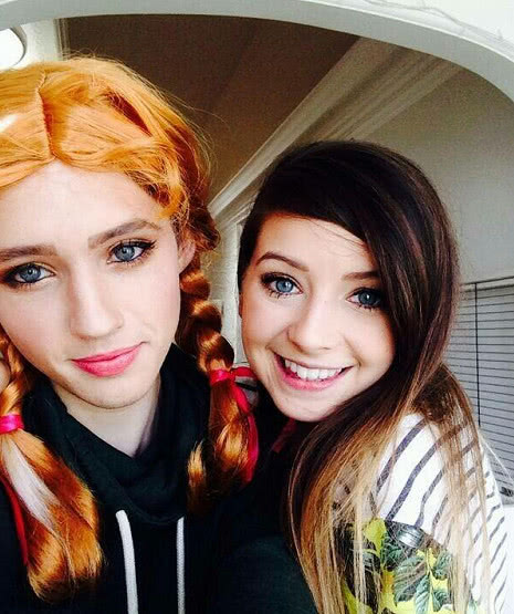 原创戳爷穿过的女装照开叉裙不算妖艳看到芭比造型美哭了