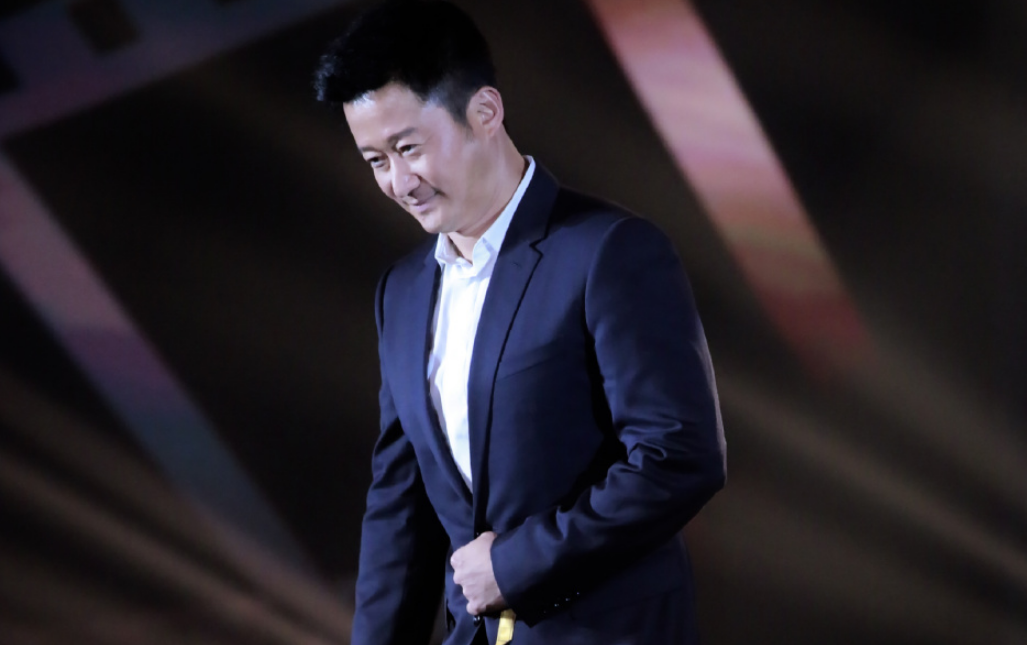 原创吴京走红毯,为了帅气双手插兜,但却不会走路了,网友直言像企鹅