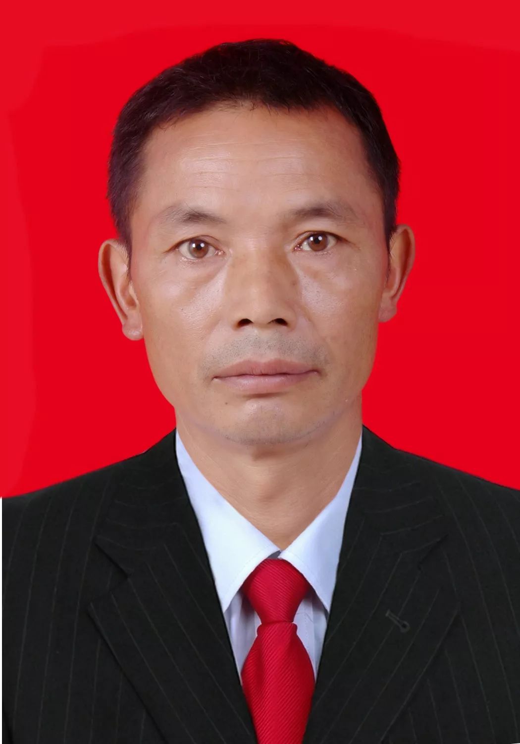 不管白天黑夜他是老百姓随叫随到的铁脚杆