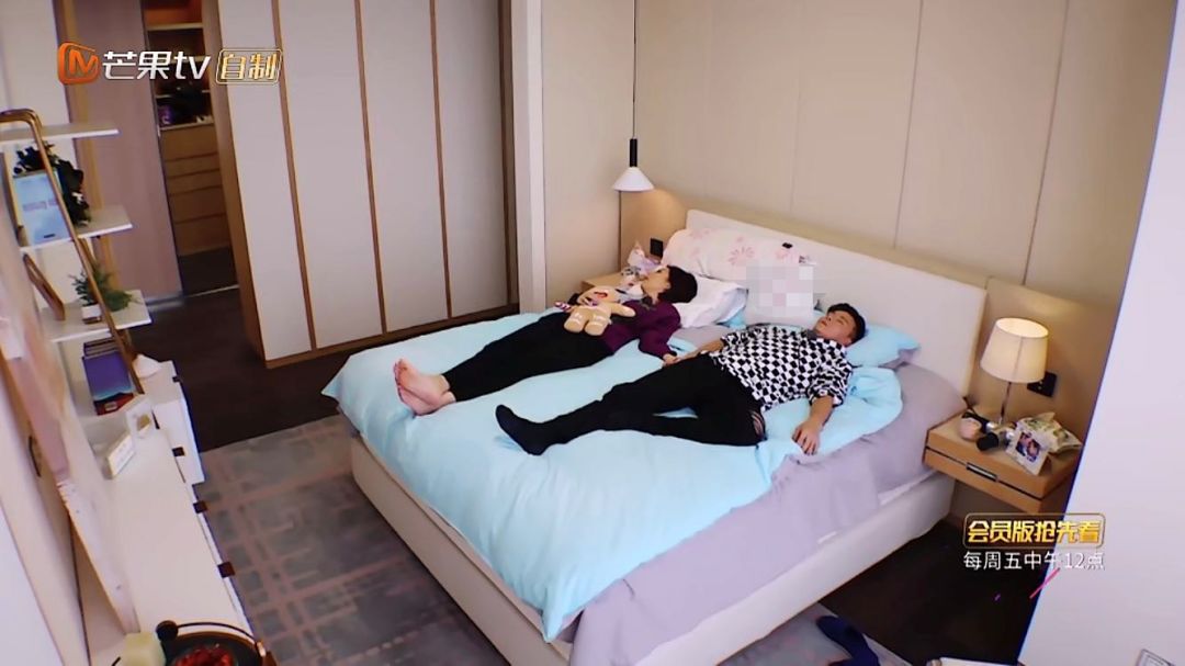 两人结婚11年,都是两个孩子的爸妈了,睡个午觉还得手牵手,十指紧扣.