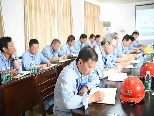 江汉油田分公司副总经理徐义卫参加江汉盐化工安全大反思大讨论座谈会