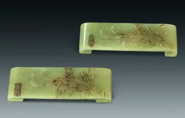 有一定的分量,玉器放在案头上把玩欣赏,古代文人时常会把小型的青铜器