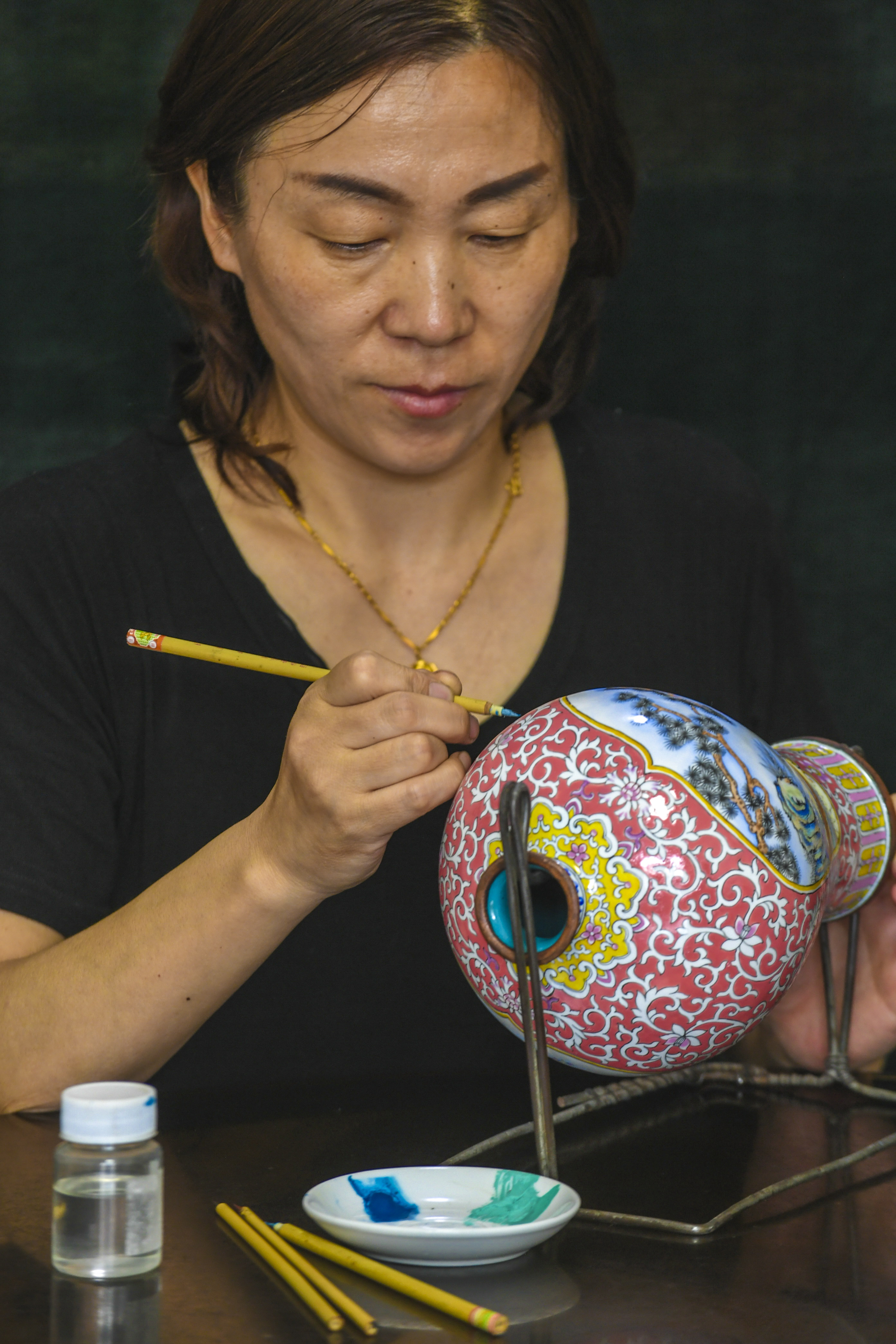 6月18日,景县龙华镇铜胎画珐琅手工艺人在整理铜胎