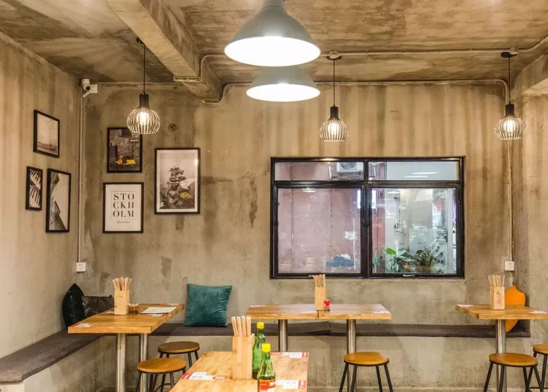 这家店不看菜单都不知道是吃云南米线的,老板是地地道道的云南人,因为