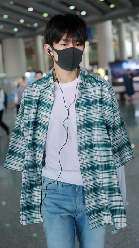 原创夏天怕晒黑就要像易烊千玺这样穿外穿格子短袖搭长袖好帅