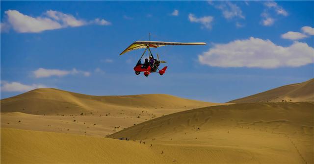 敦煌月牙泉可以坐直升机滑翔机空中俯瞰月牙泉美景