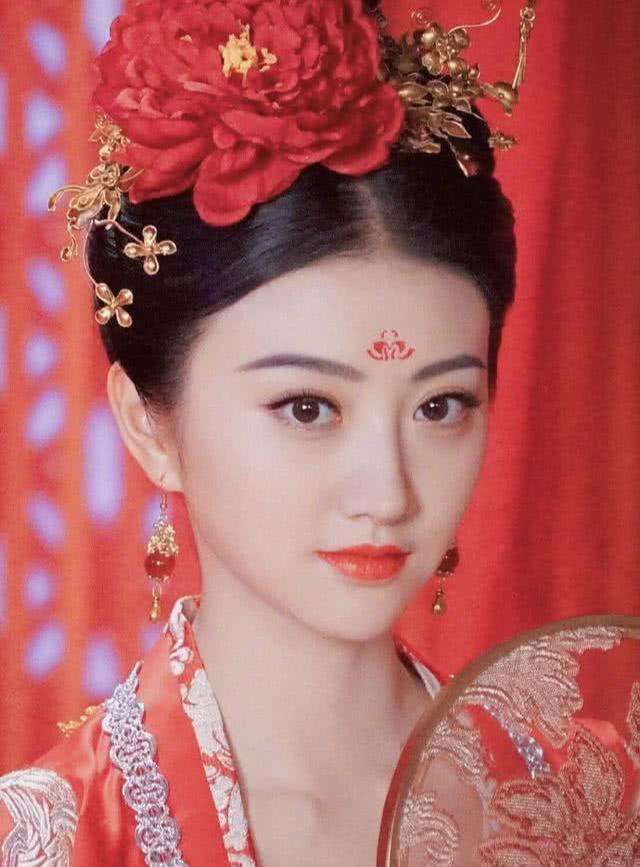 原创女星花钿妆亮相迪丽热巴惊艳景甜娇羞赵丽颖让人耳目一新