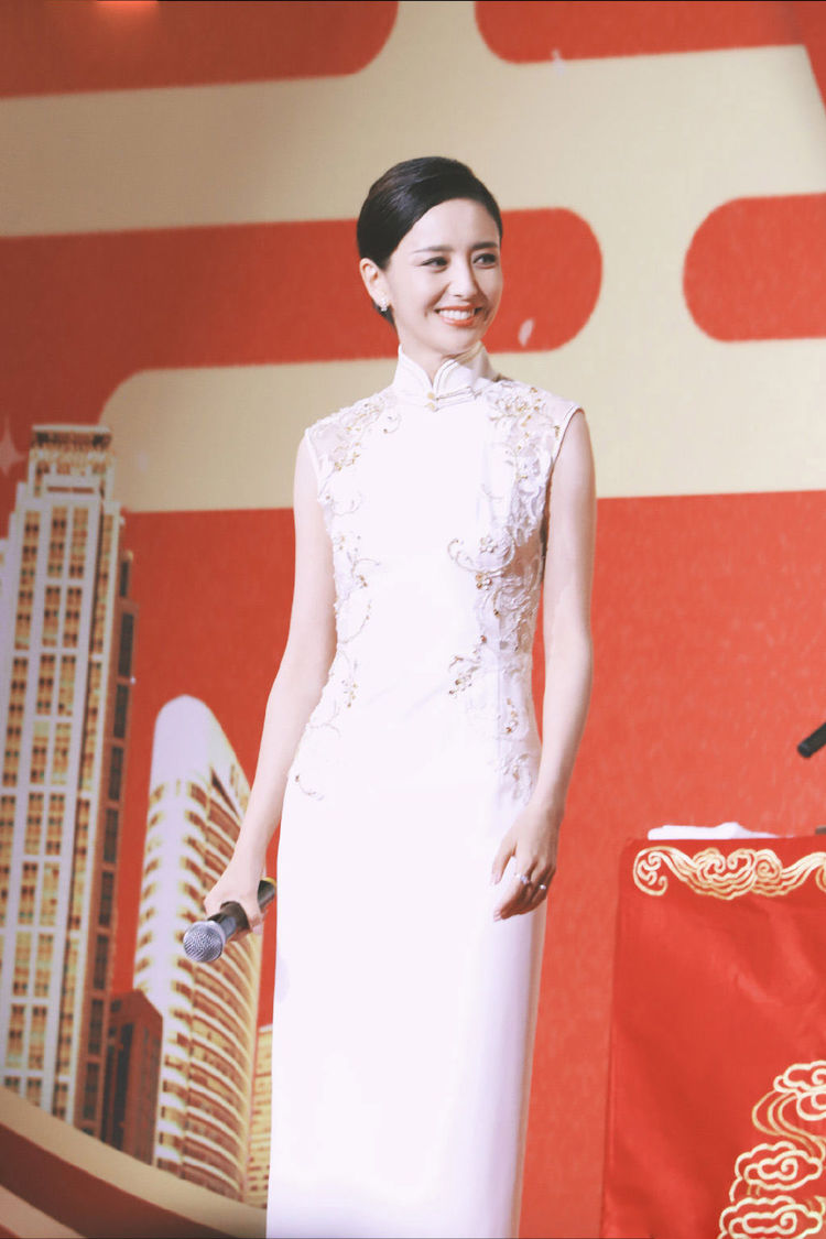 佟丽娅穿白色旗袍亮相活动优雅大方女人味十足简直是仙女下凡啊