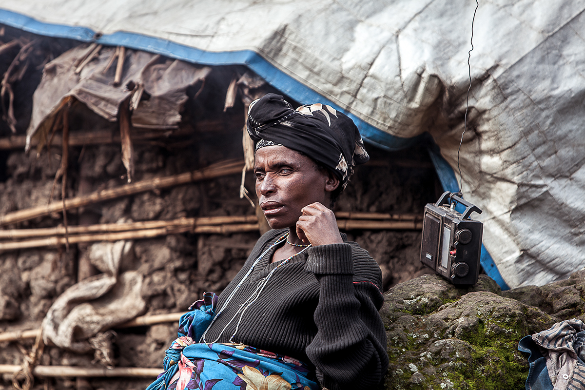 俾格米人是非洲的一个"袖珍"部落,也是世界上最矮的人种,跟正常人比