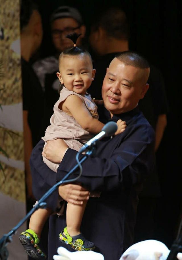 郭德纲4岁儿子扎小辫卖萌,曝光豪宅内景