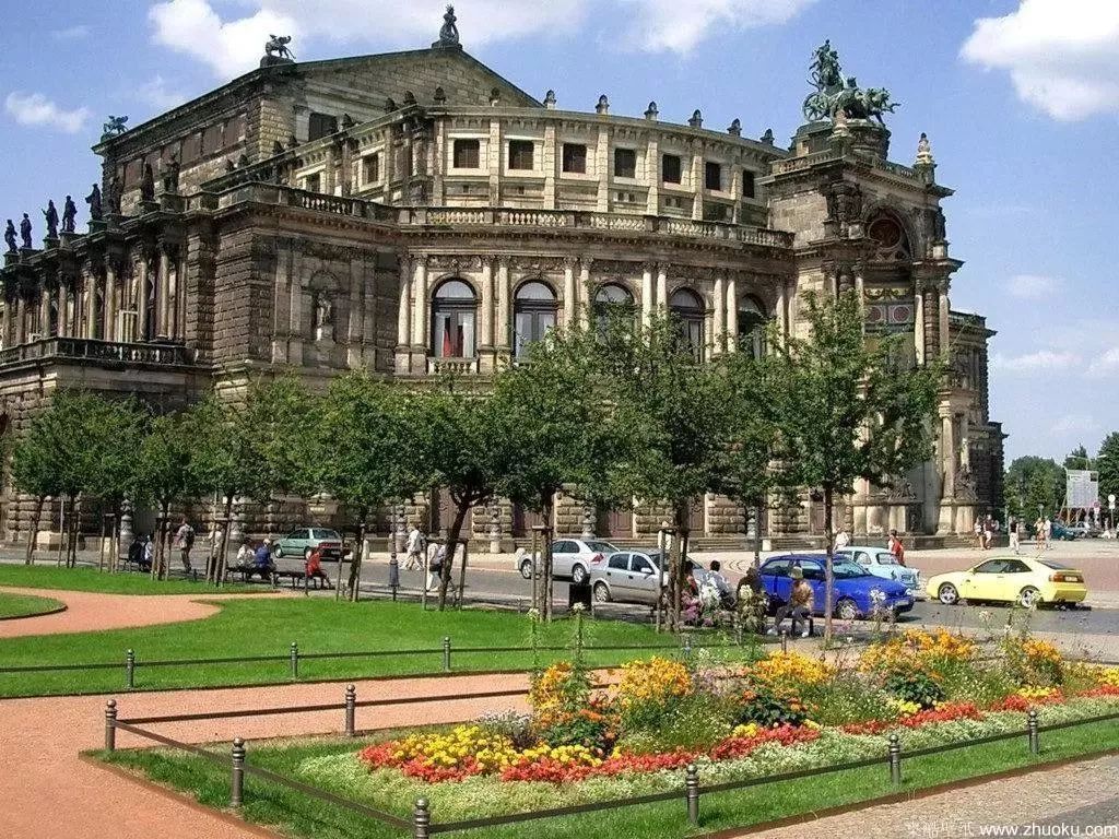 在汉诺威大学主楼大厅里有莱布尼兹博物馆,教授将现场讲授莱布尼茨的