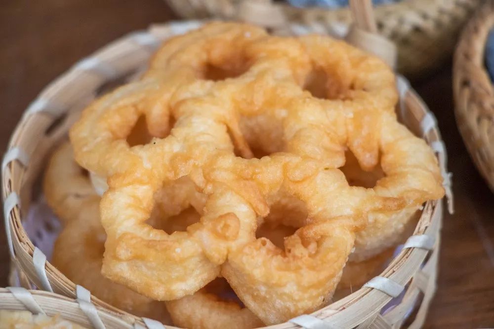 番茄点了煤球饼,冰饼和米糕,三种糕点都装在竹篮里,原本再熟悉不过的