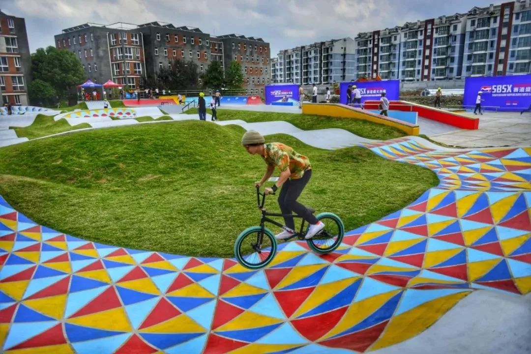 耗资500万打造的世界级滑板场500米专业皮划艇水道学校开设语言特色班