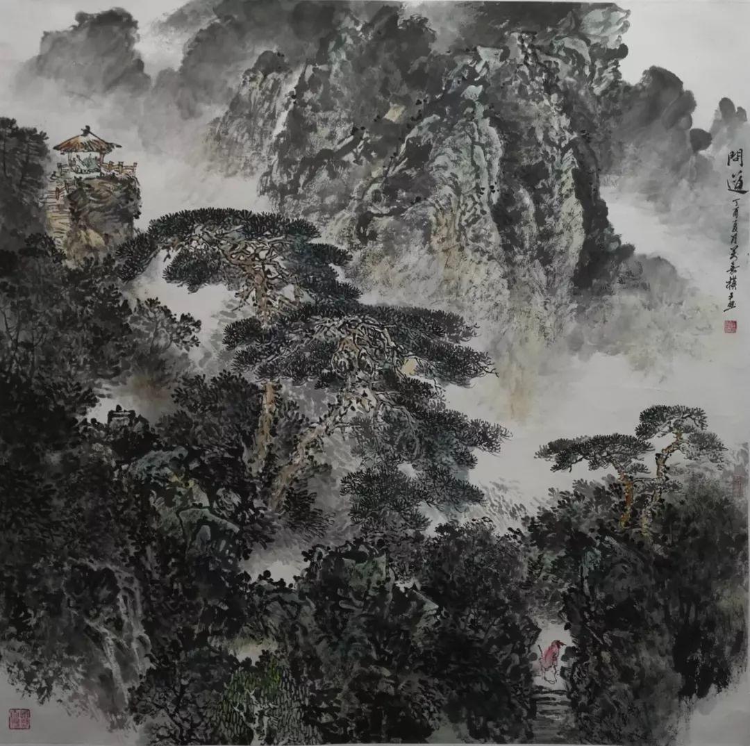 他寄情山水间常年坚持到各地写生山水画气势恢弘苍劲浑厚