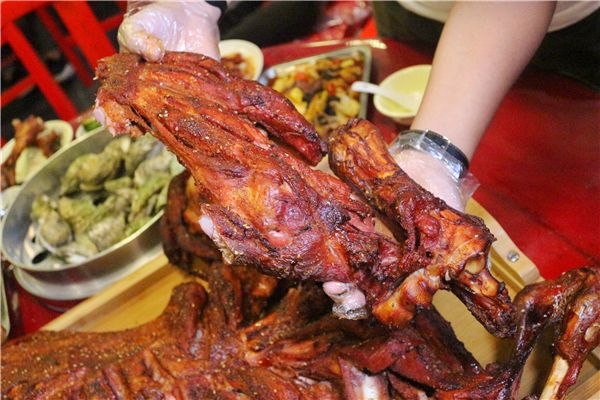 这家店烤全牛免费送!还可以免单!简直壕无人性!