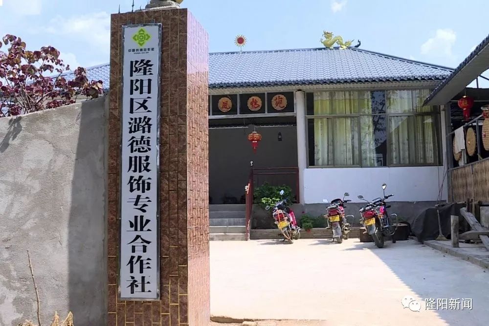 潞江镇芒颜村党总支书记主任赧恩成告诉记者,过去村民基本上不穿德昂