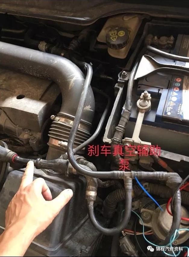 通过检查发现该车配备了一个刹车真空电子辅助泵以及真空单向阀,检查