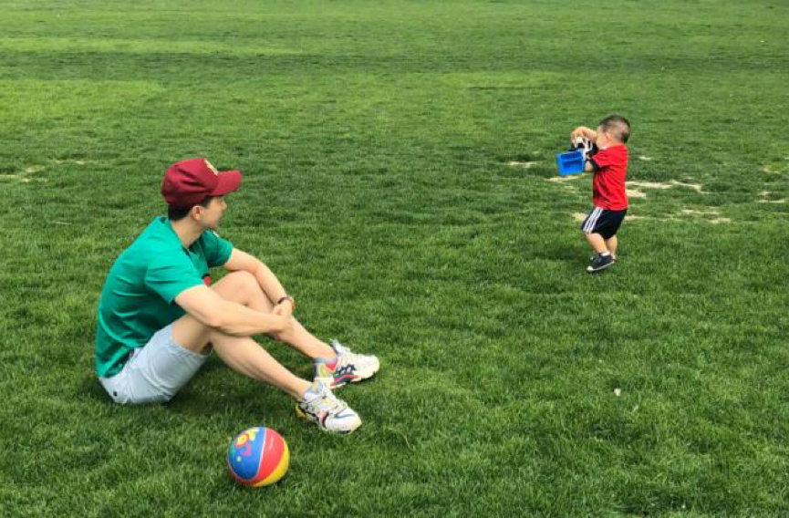 马龙罕见晒儿子全身照龙宝在草坪上玩玩具的身影太可爱了