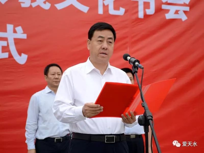 志愿服务队旗帜并在创建全国文明城市"签名墙"上签字天水市领导蒋晓强