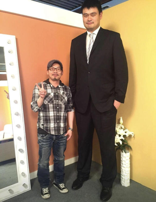 原创周杰伦坐着和姚明比身高他胆子大网友称他比方文山聪明