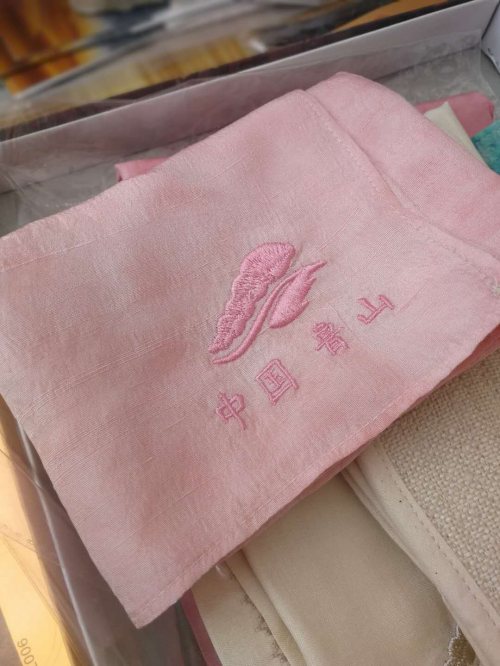 鲁山柞蚕丝绸服装在英联邦北京协会26周年庆暨英联邦扶贫慈善博览会大