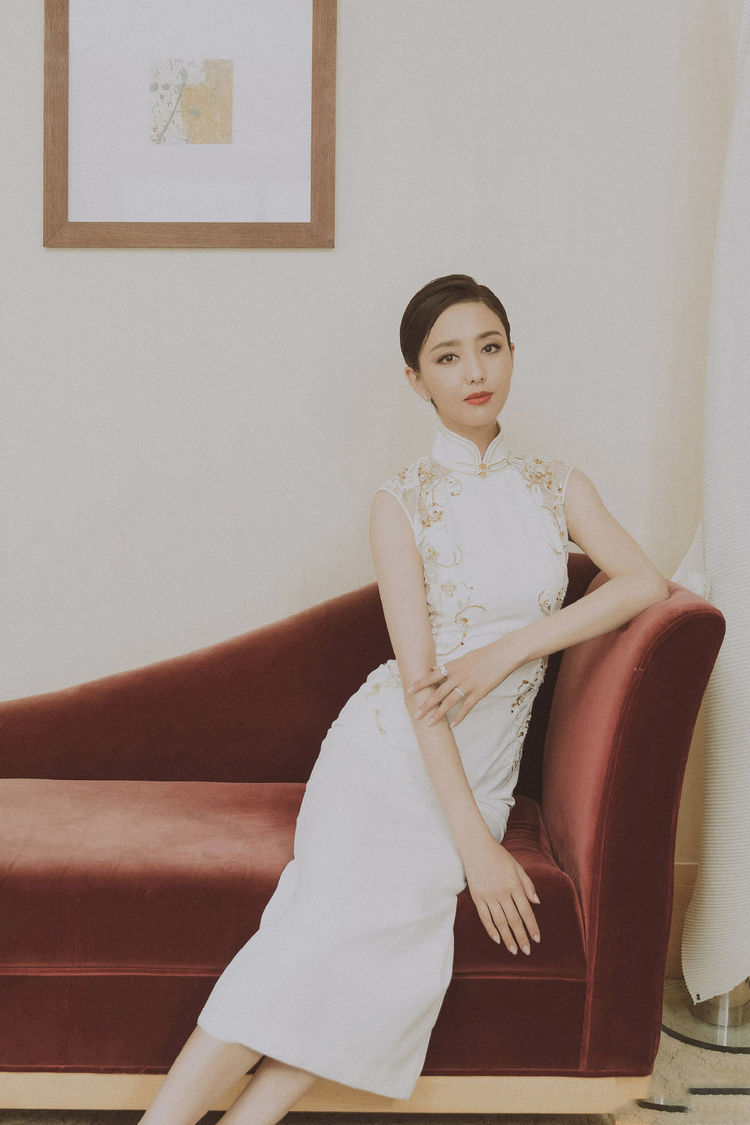 佟丽娅穿白色旗袍亮相活动优雅大方女人味十足简直是仙女下凡啊