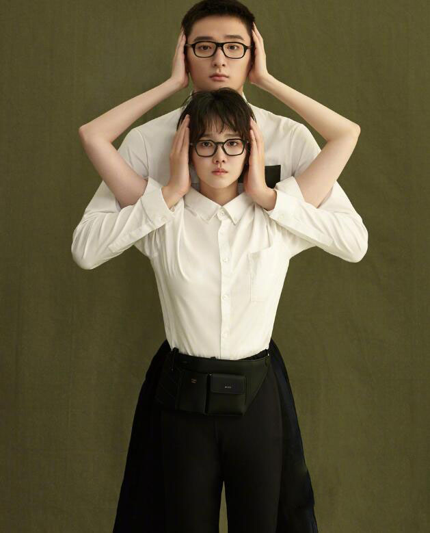 于小彤陈小纭同框拍杂志 动作同步秀最萌身高差