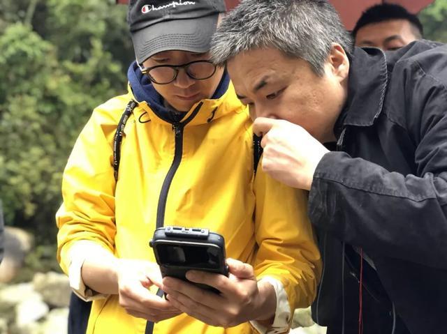 摄影师何山与导演蔡成杰在拍摄现场在《机械复制时代的艺术作品》前言