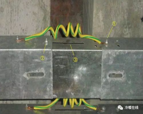 电线管穿越变形缝采用金属软管连接两线盒,并作跨接处理.
