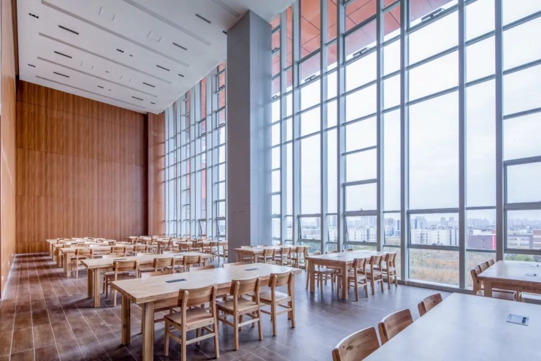 建筑面积48万平成都大学新图书馆正式运行