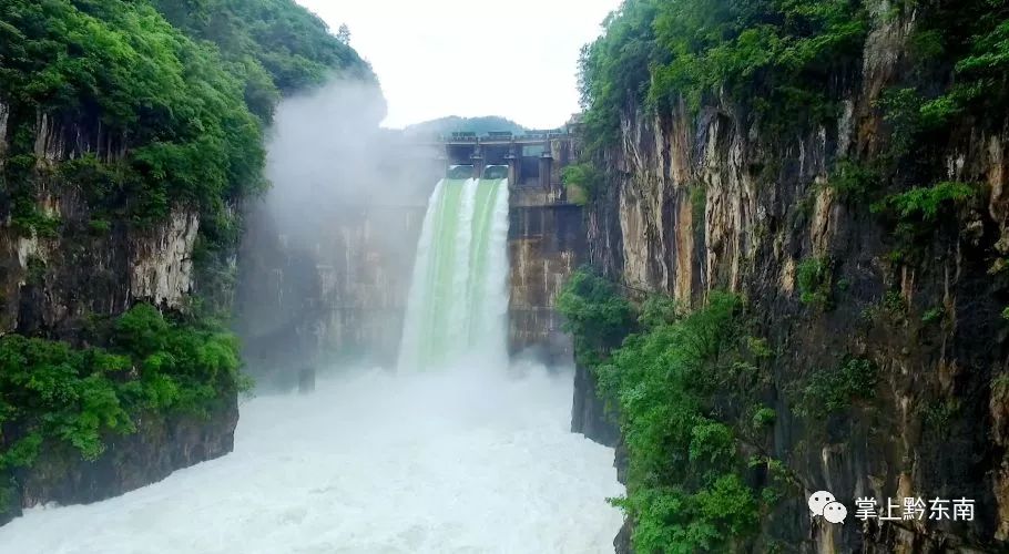 航拍难得一见黔东南施秉观音岩水库开闸泄洪场面壮观