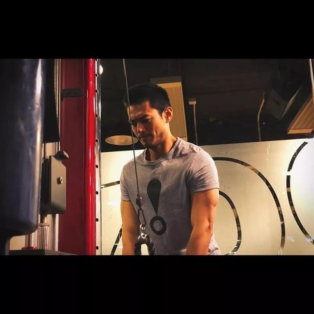 tvb力捧小生直言因为母亲:她会后悔的_何浩文