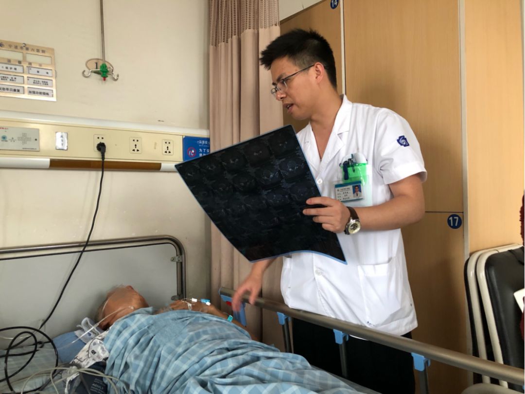 接诊的董伟鑫医生表示,张先生入院时胸腰段骨折脱位伴脊髓损伤,脐平面