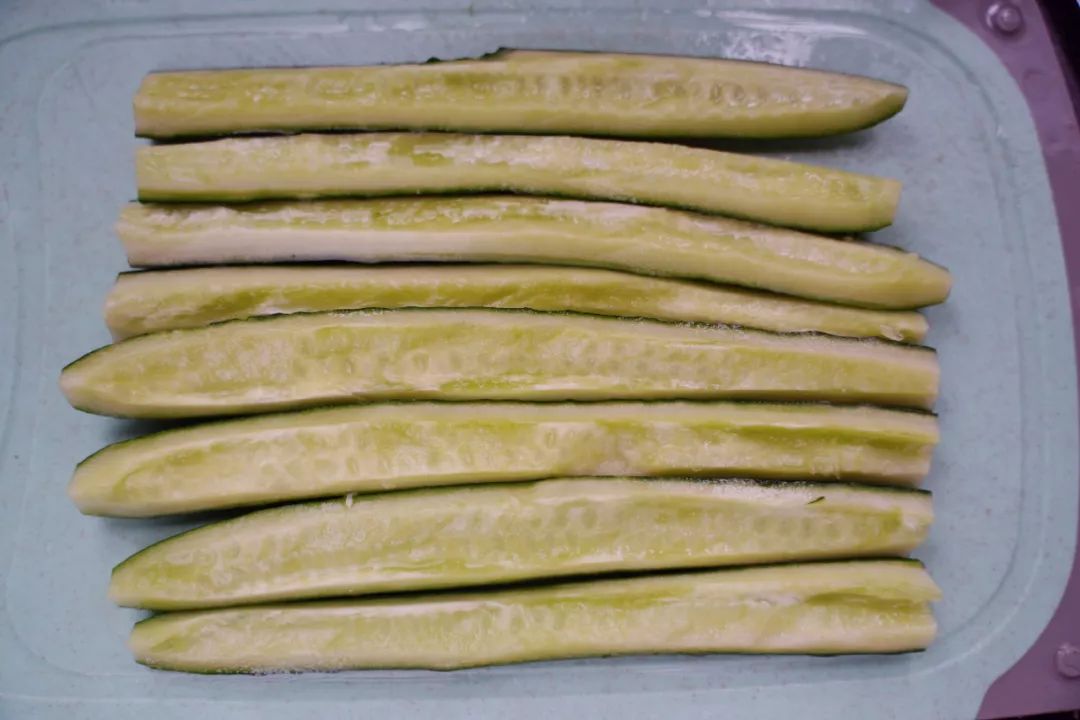 用小勺子把黄瓜瓤给刮干净,只留清脆的黄瓜肉.