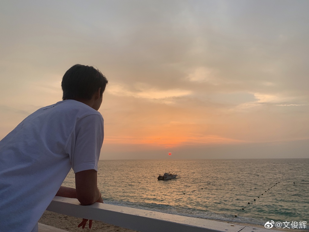 "夕阳下的少年"俊辉展示休闲惬意的日常生活状态