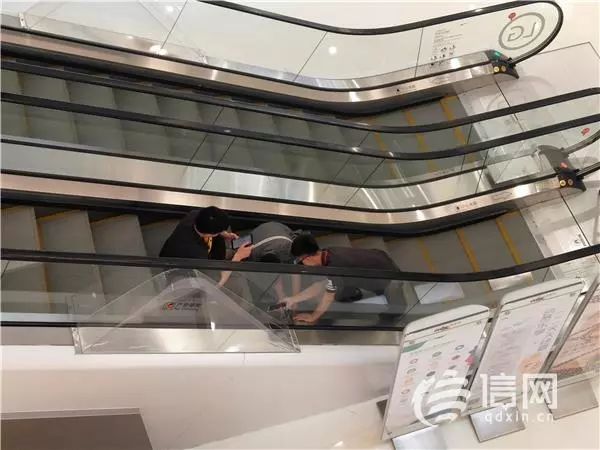 男童脚伸向扶梯裙板间隙处玩耍导致受伤?家长不认可万象城说法_青岛