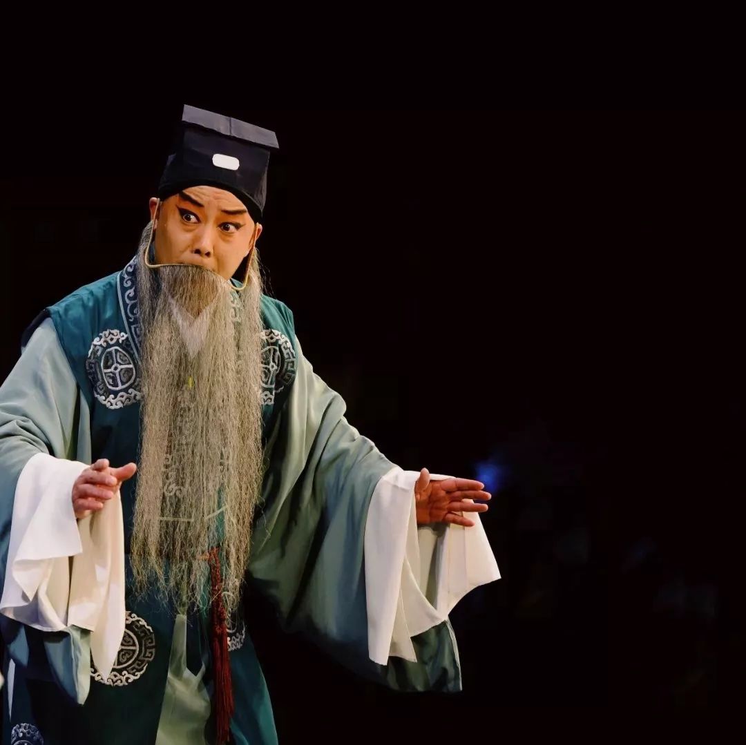 赵坚 饰 郭驼▼顾预 饰 春香▼裘彩萍 饰 杜母▲顾骏 饰 杜宝▼周向红