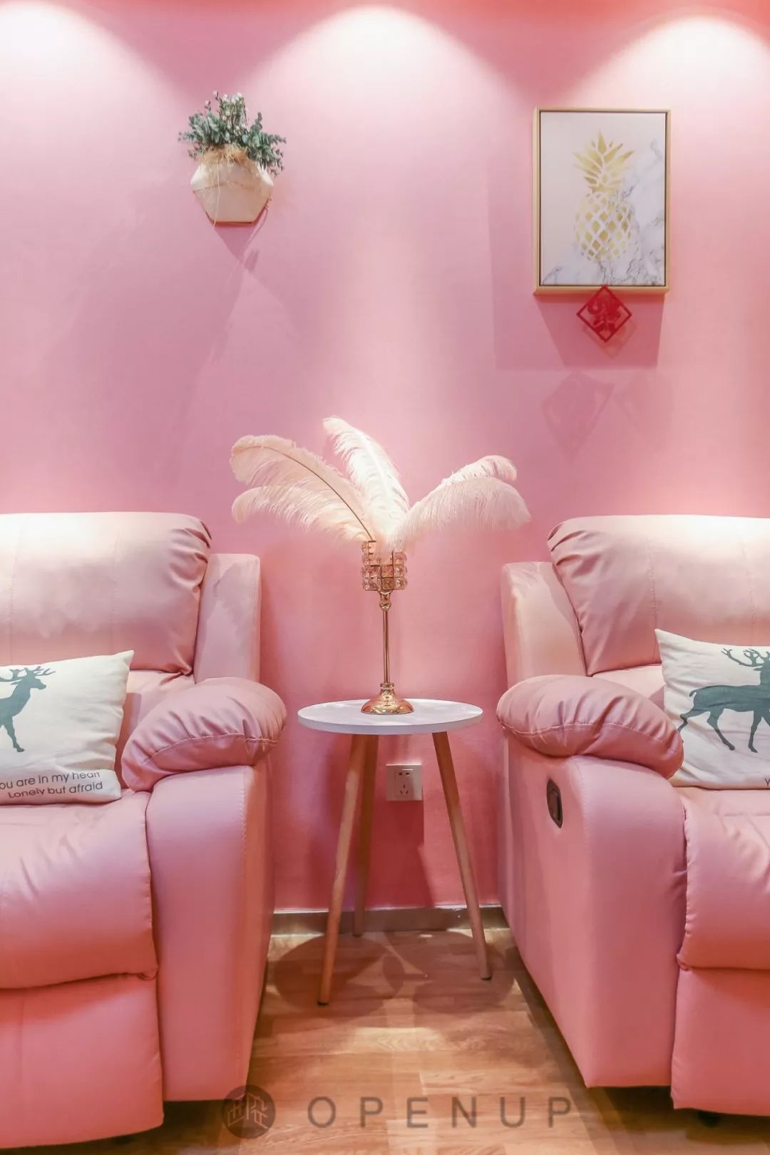 整体看上去粉嫩又有灵气,完全没有常见美甲店的装修