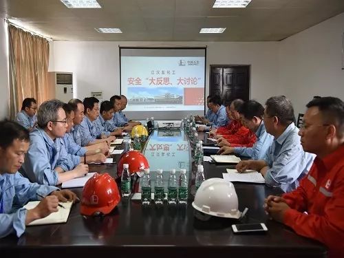 江汉油田分公司副总经理徐义卫参加江汉盐化工安全大反思大讨论座谈会