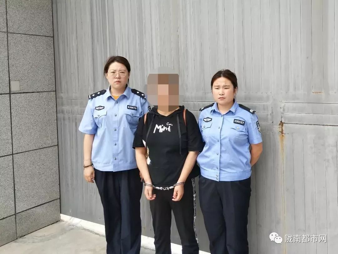 刑事拘留女嫌疑人图片