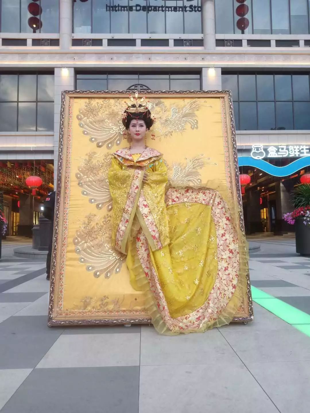 网红"石头人"小哥,美丽"画布女孩".不夜城里的他们你见过吗?