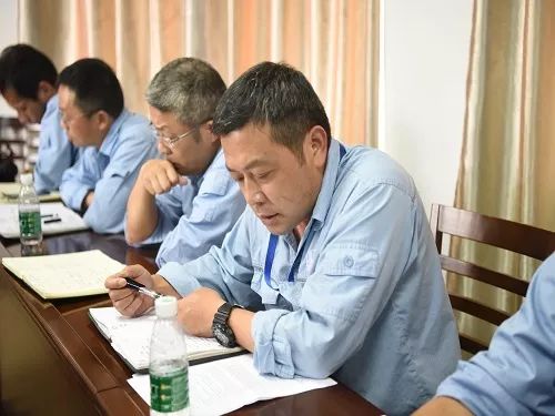 江汉油田分公司副总经理徐义卫参加江汉盐化工安全大反思大讨论座谈会