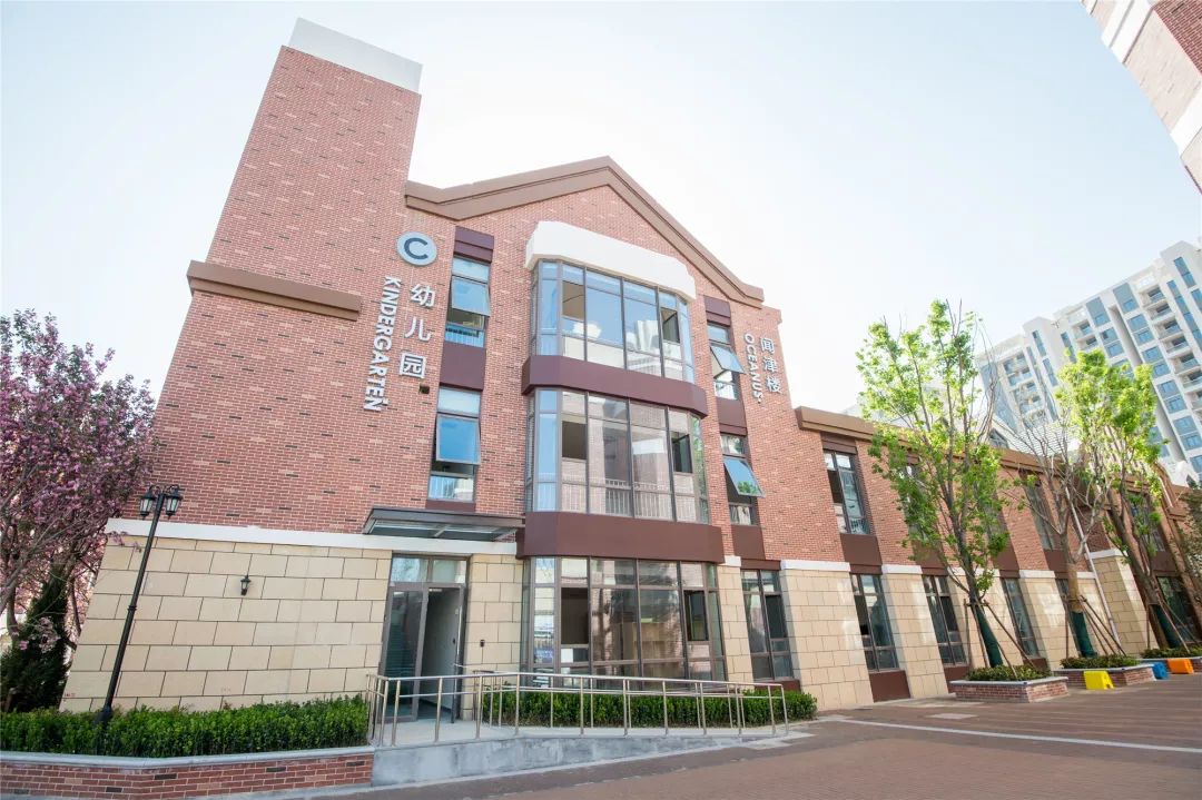 (向左滑动查看更多)向上滑动阅览万达赫德双语学校位于星光岛内,是一