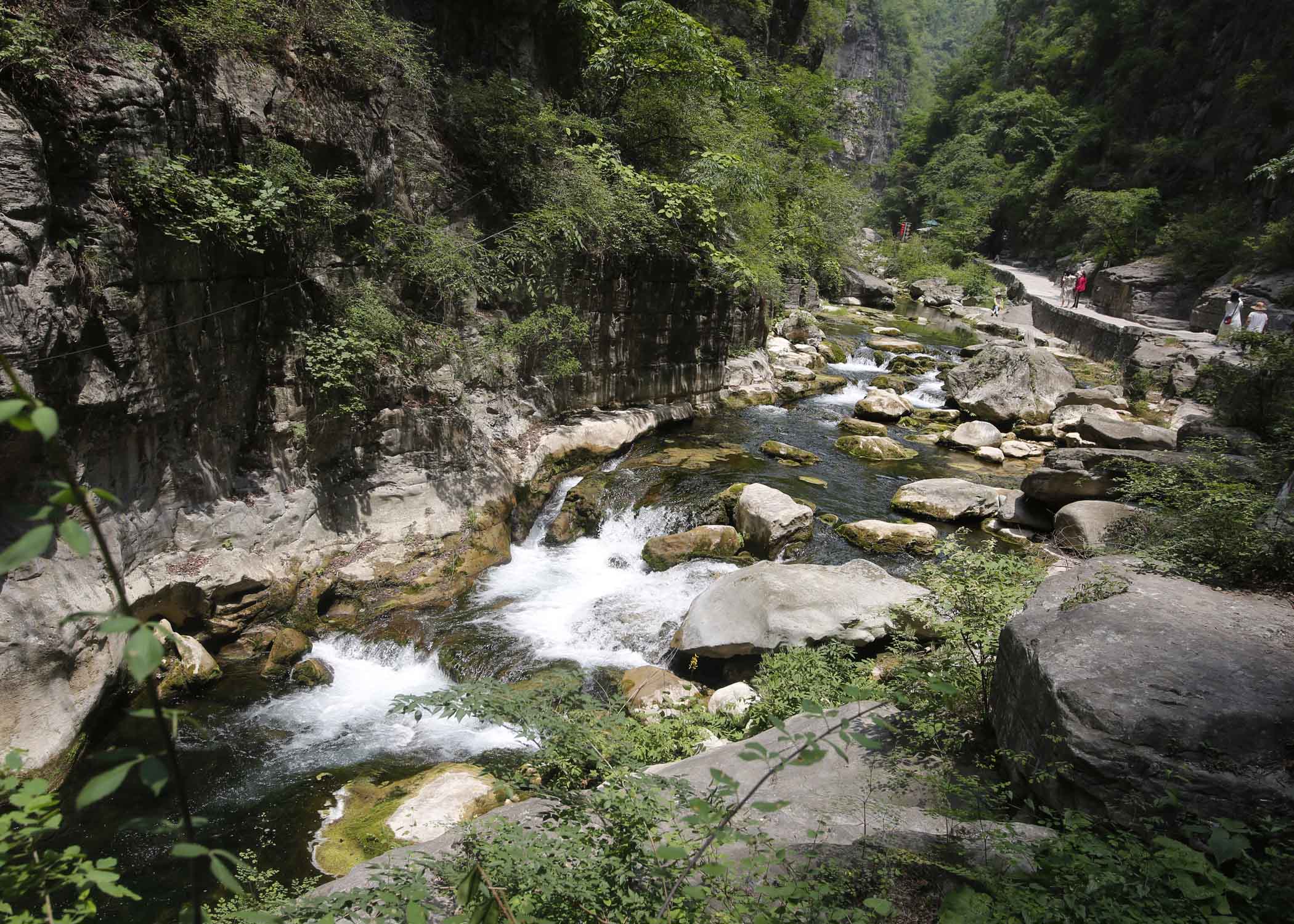 太行山大峽谷中的八泉峽南起橋上村古橋,北至石子河畔,東附梯腦山脈