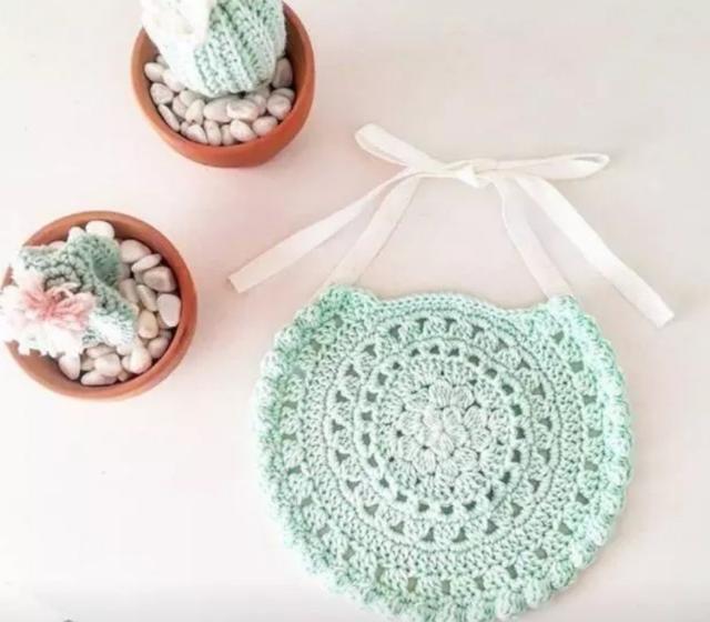 一款好看的背包装饰,不过这个只有一面,需要钩编包包就需要钩这样的2