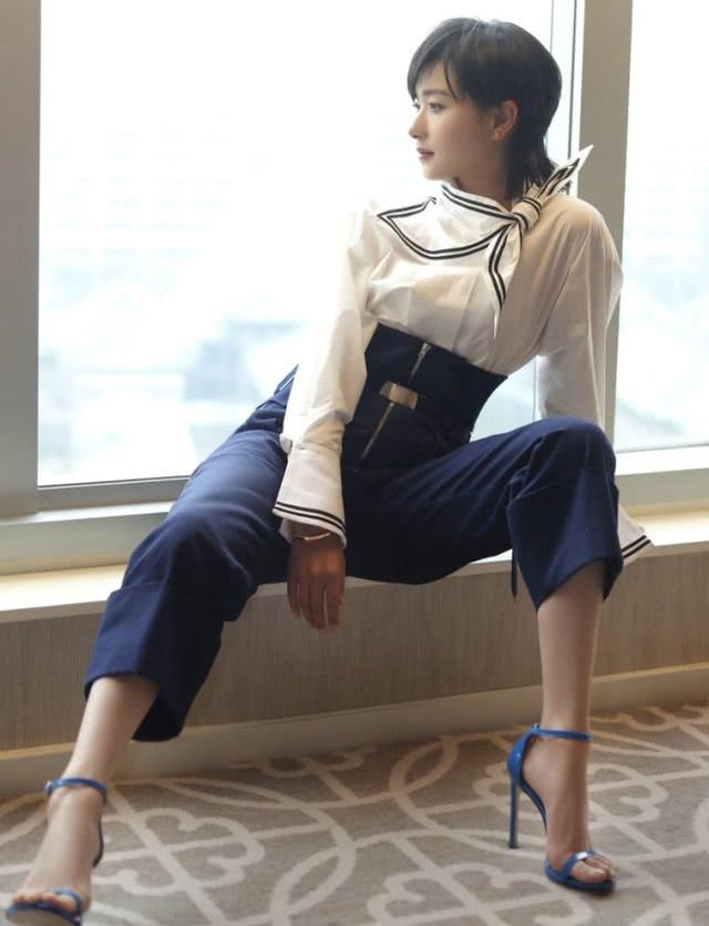 万茜的身材展示出来了,看起来也是纤细高挑的样子,还脚踩蓝色的高跟鞋