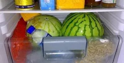 西瓜切开后放冰箱就安全了女子的这个习惯差点害死自己