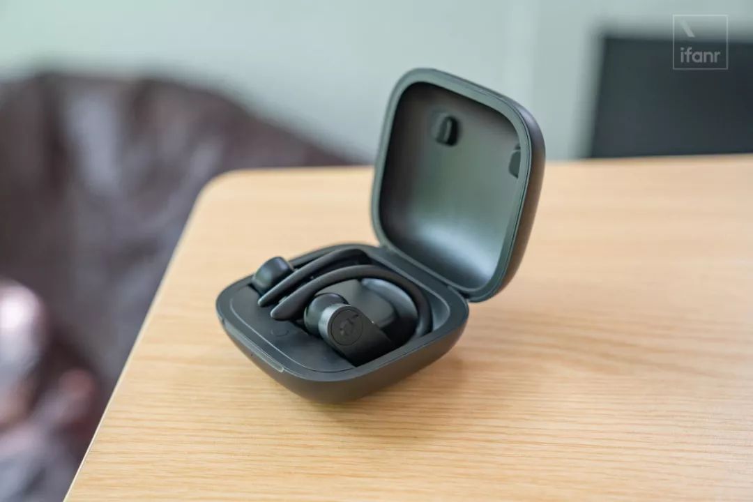 beats首款真无线耳机评测运动版airpods唱跳rap都没有问题