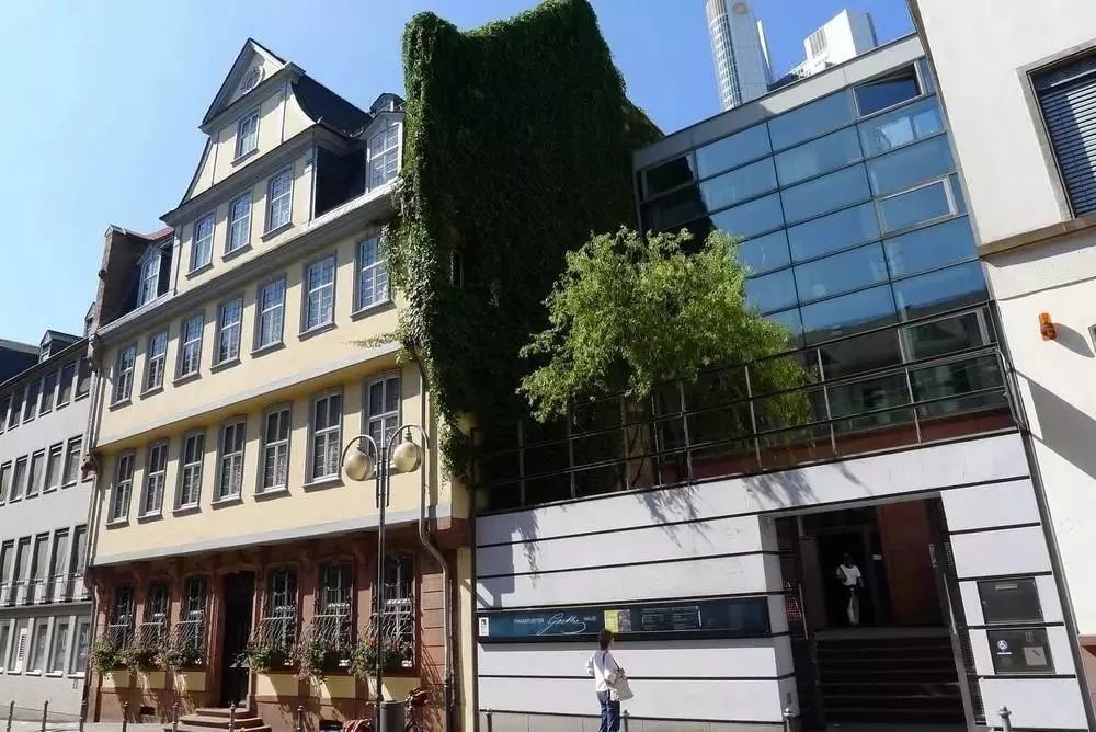 在汉诺威大学主楼大厅里有莱布尼兹博物馆,教授将现场讲授莱布尼茨的