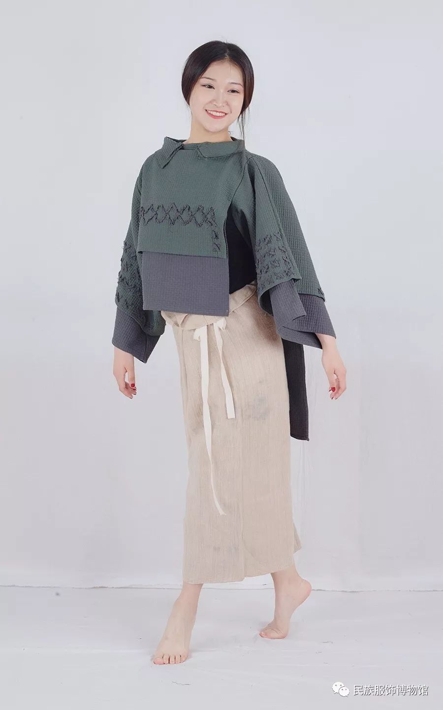 贯头女上衣的研究,让我们了解了广西省隆林苗族妇女盛装服装结构与